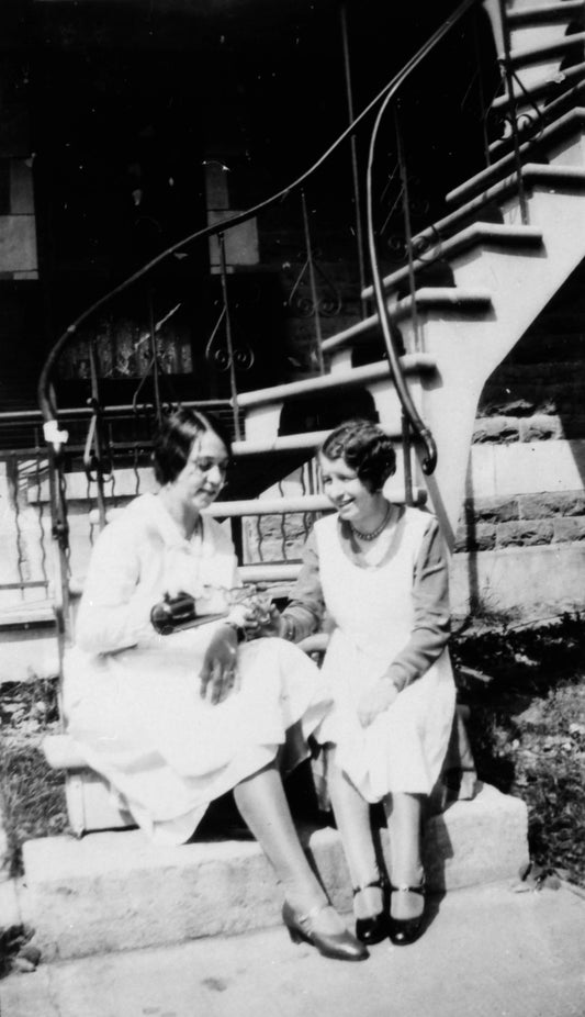 Soeurs assises dans un escalier