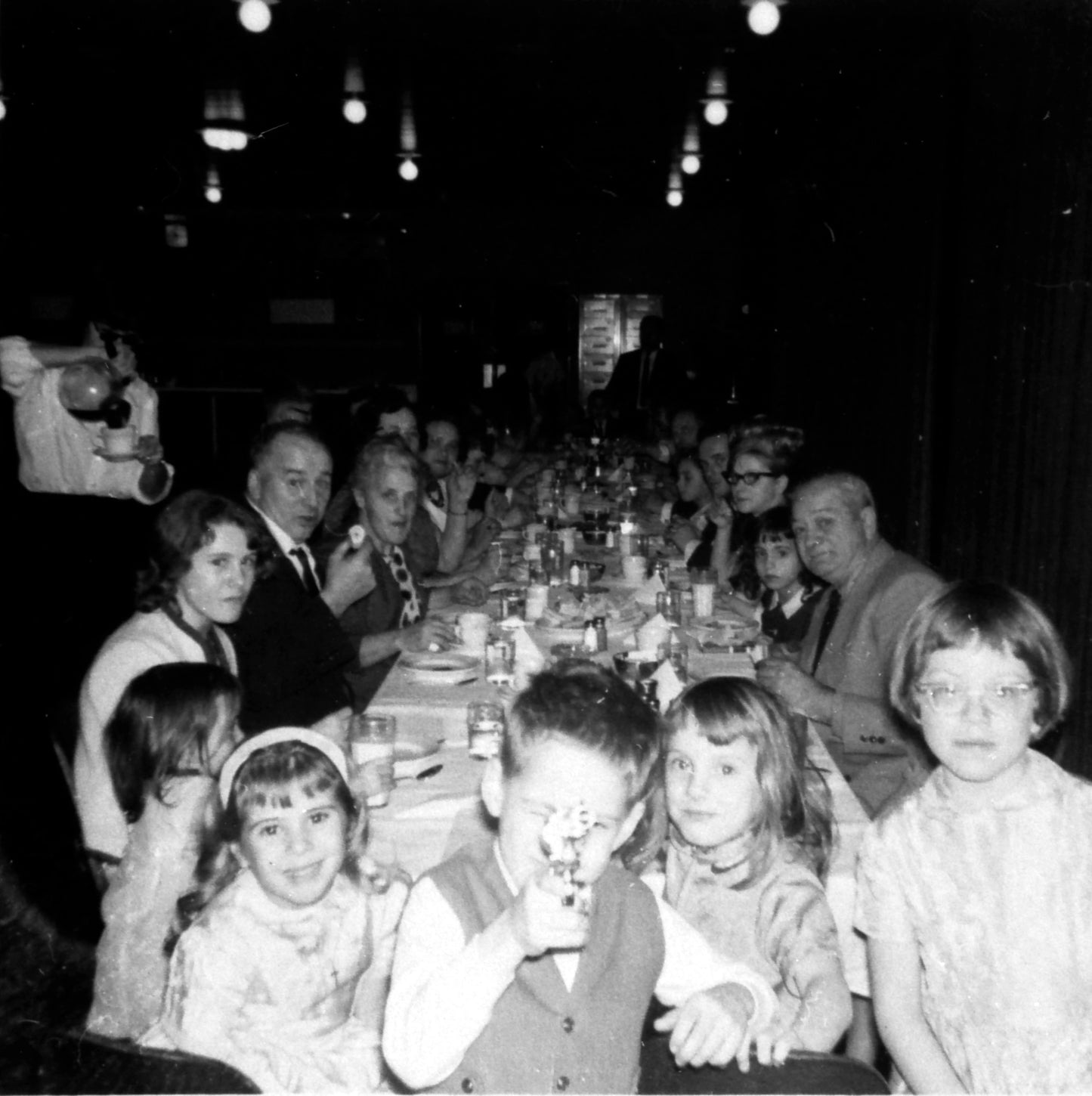 Repas à table grand-mêre et petits-enfants