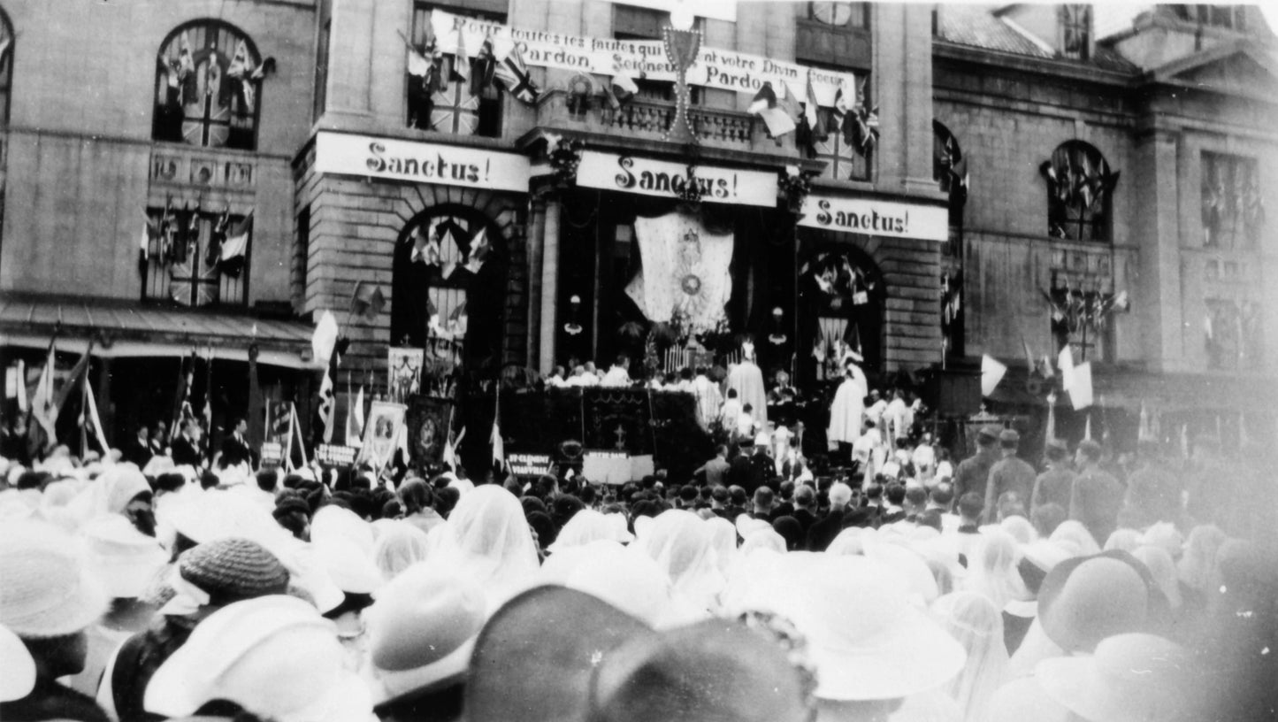 Foule au congrès eucharistique de Maisonneuve