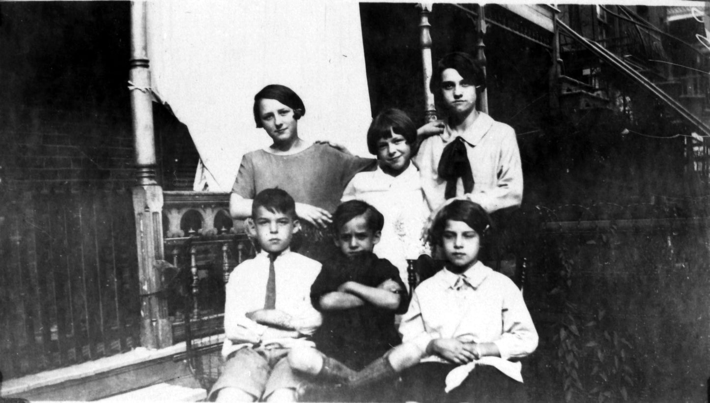 Famille Boudreault devant un balcon