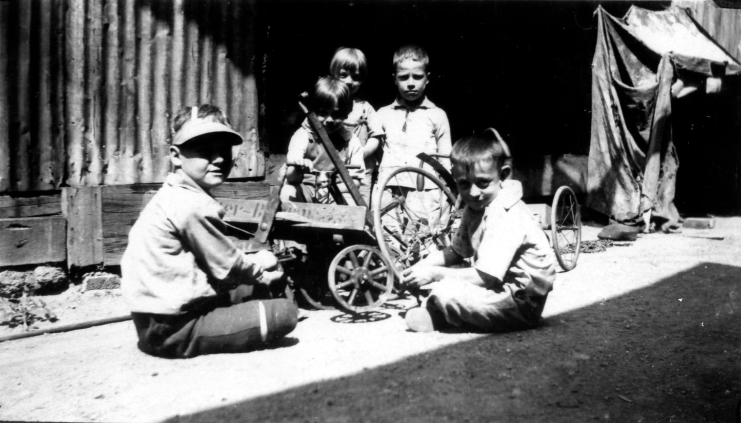 Enfants jouant avec une voiturette