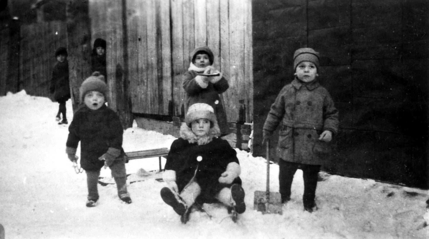 Enfants jouant dans la neige