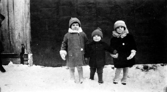 Enfants debout dans la neige