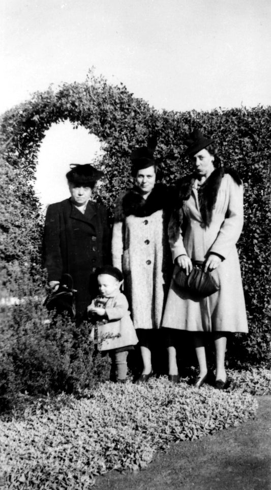 Famille devant une haie du Jardin Botanique