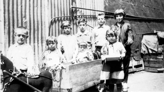 Enfants dans une voiturette tirée par un poney