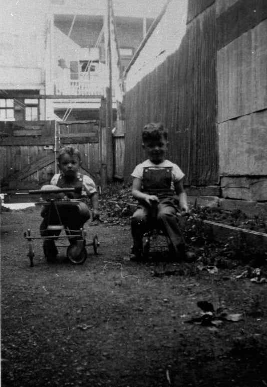 Enfants assis sur des quadricycles