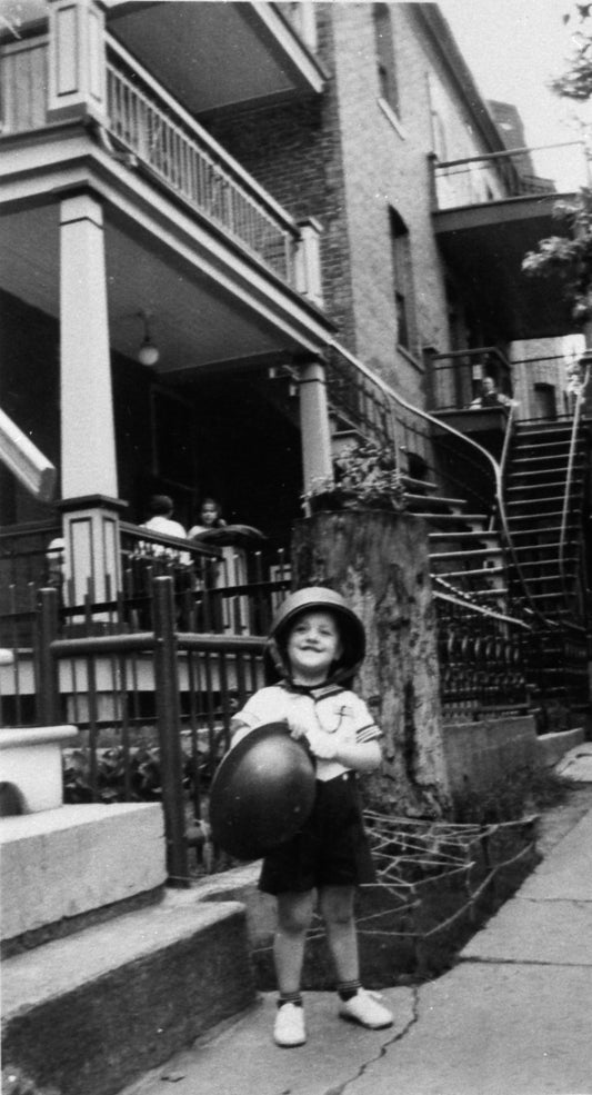 Enfant avec casque de soldat