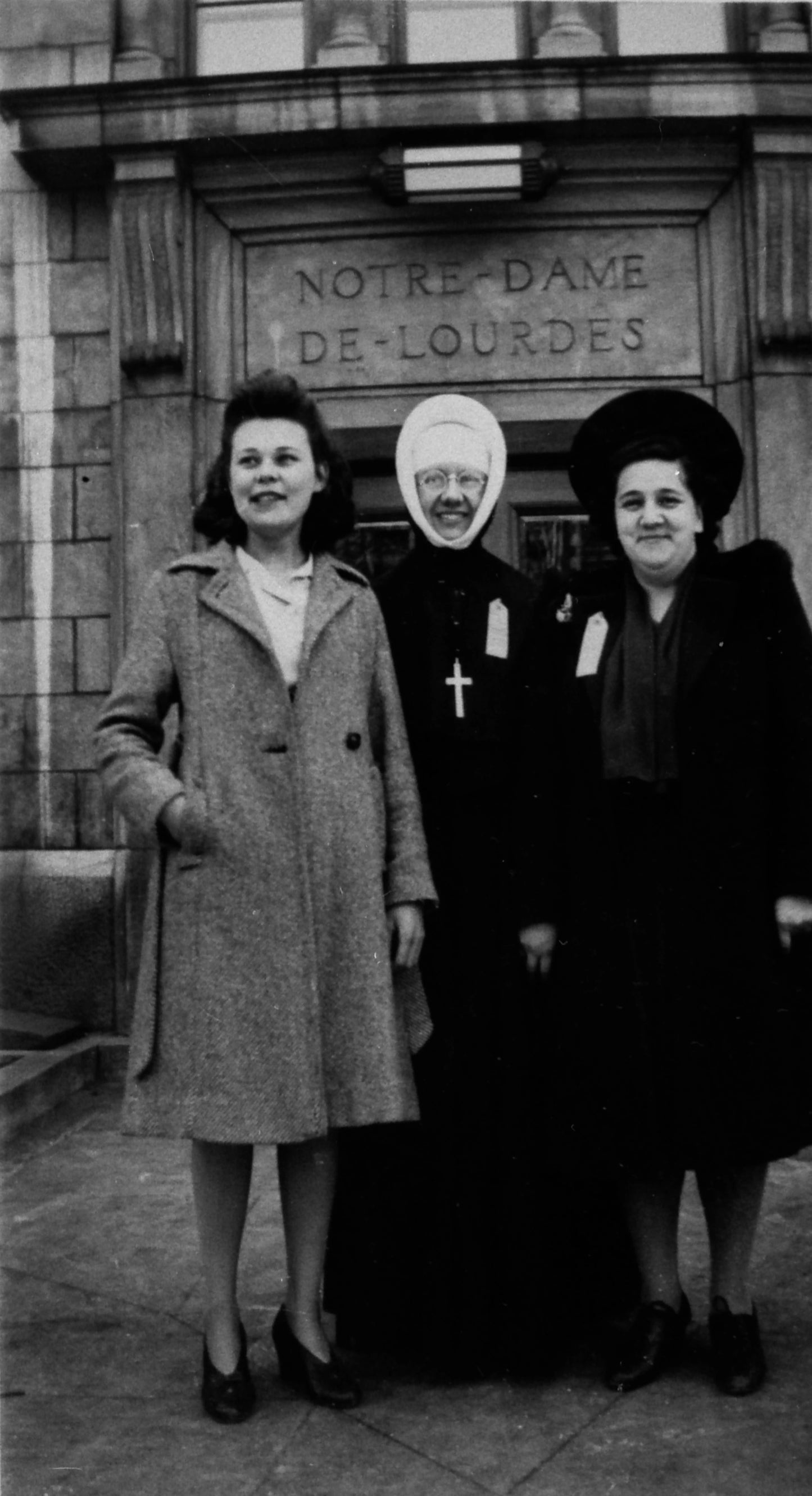 Femme devant l'hôpital Notre-Dame-de-Lourdes