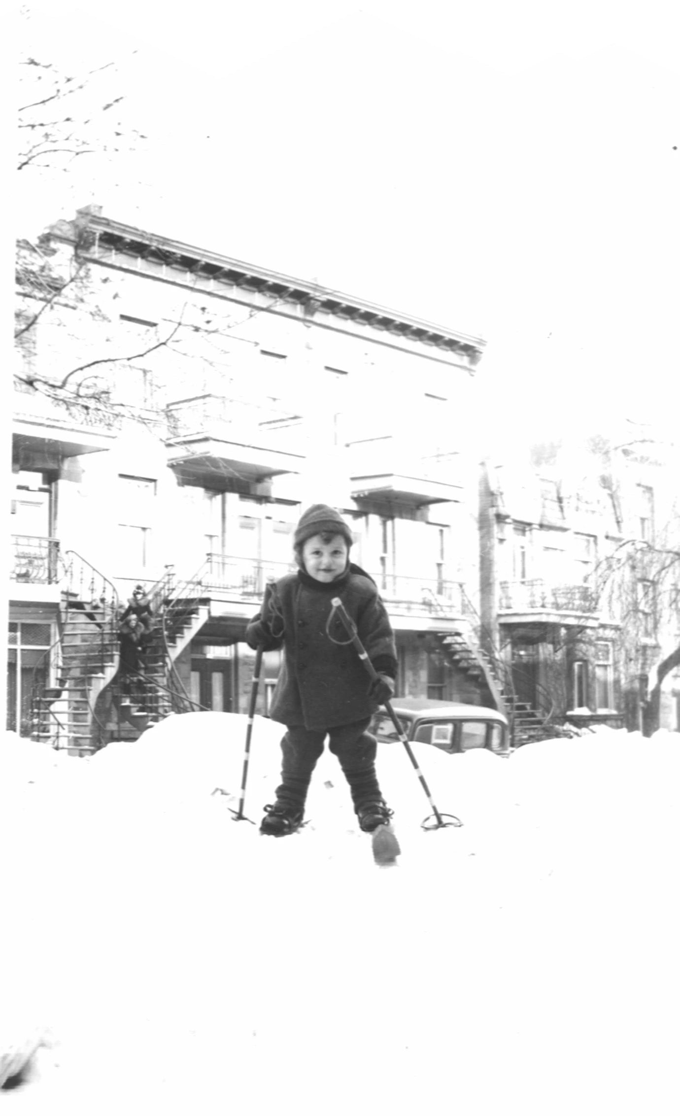 Enfant en ski sur la rue