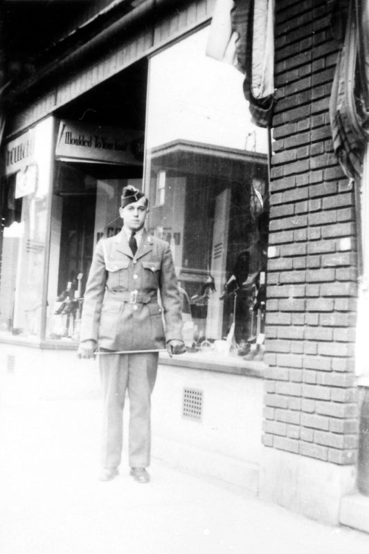 Soldat devant une vitrine