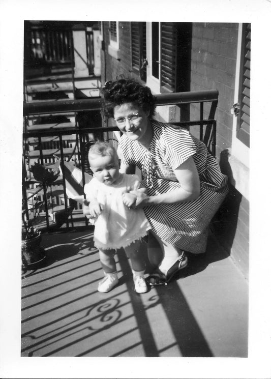 Petite fille et sa mère sur le balcon