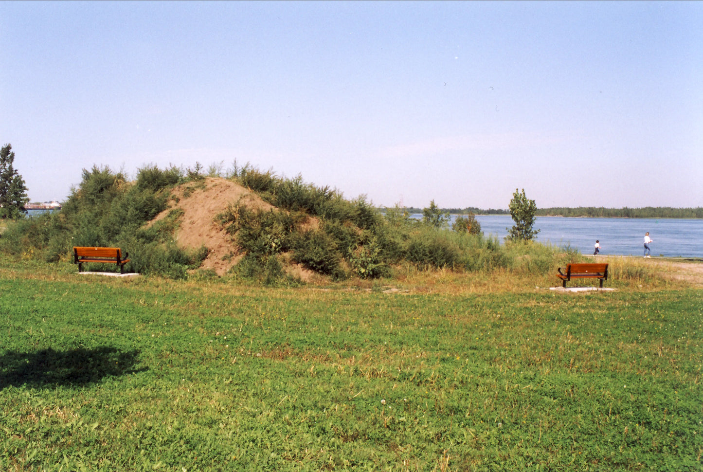 Amas de terre près du fleuve