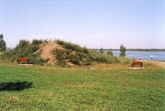 Amas de terre près du fleuve