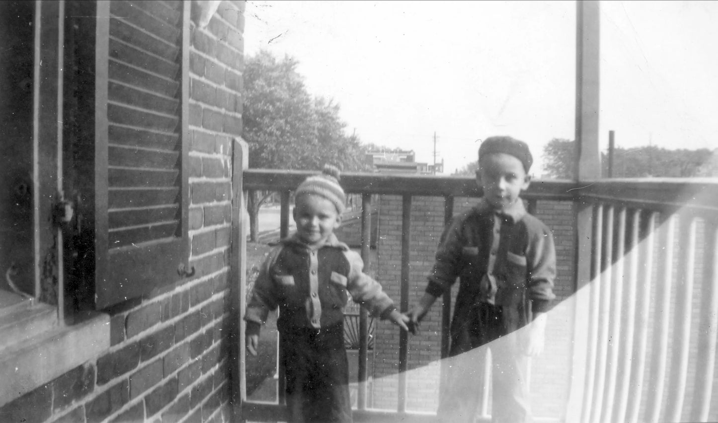 Enfants sur un balcon