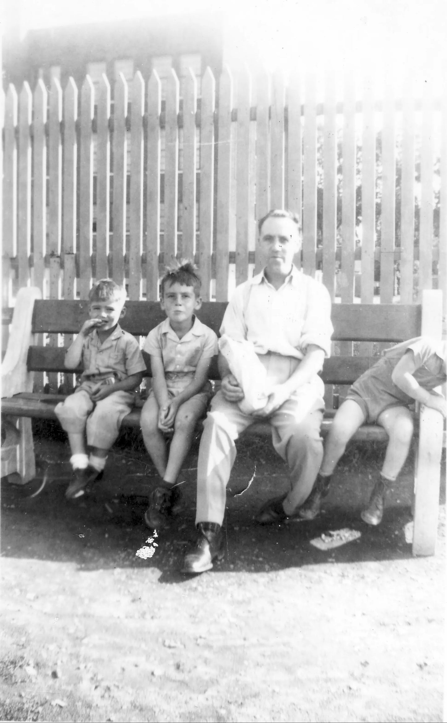 Enfants et adulte sur un banc