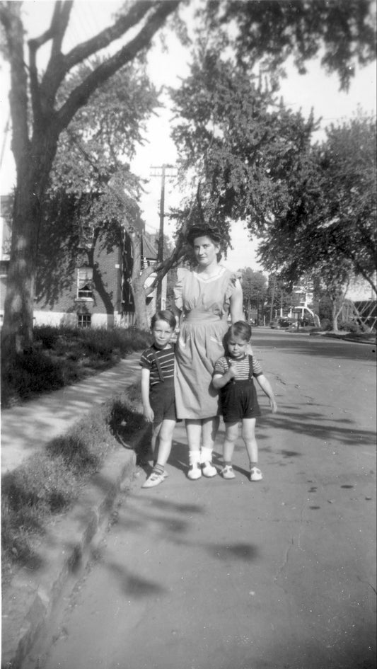 Enfants et leur mère sur la rue Baldwin