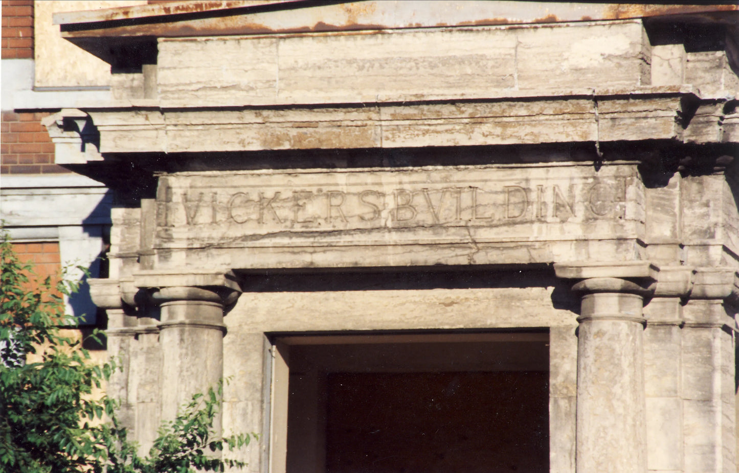 Entrée d'un ancien édifice