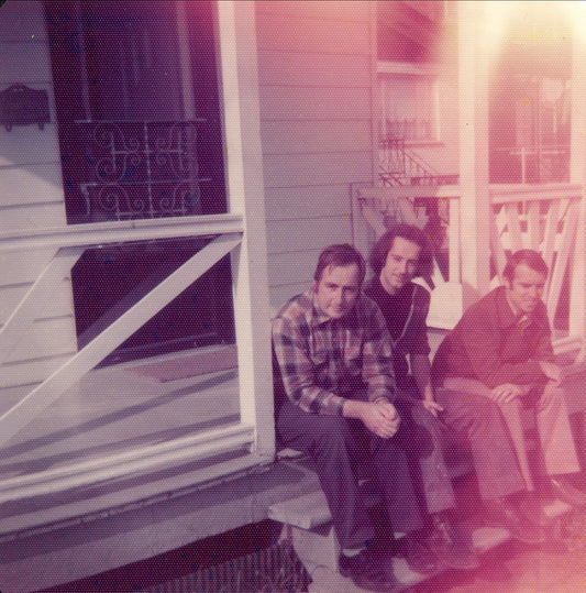 Hommes assis sur un balcon