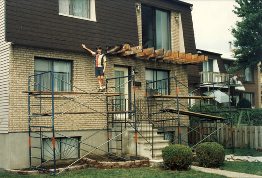 Adolescent devant une façade en rénovation