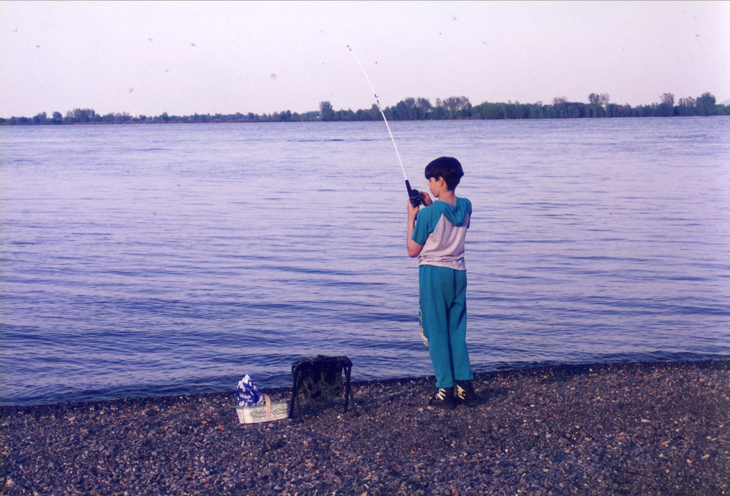 Adolescent pêchant près du fleuve