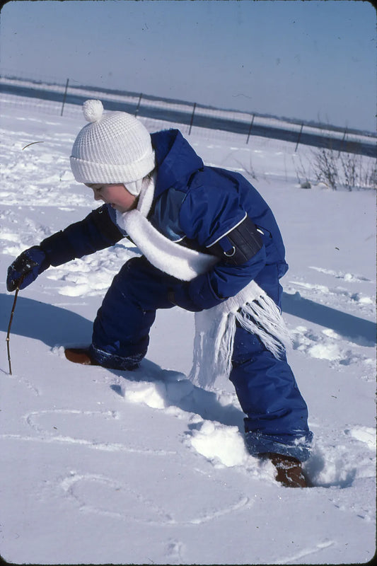 Enfant jouant dans la neige