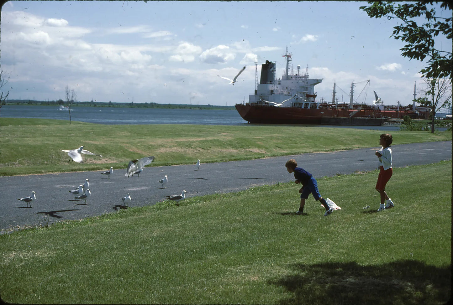 Deux enfants sur la promenade Bellerive