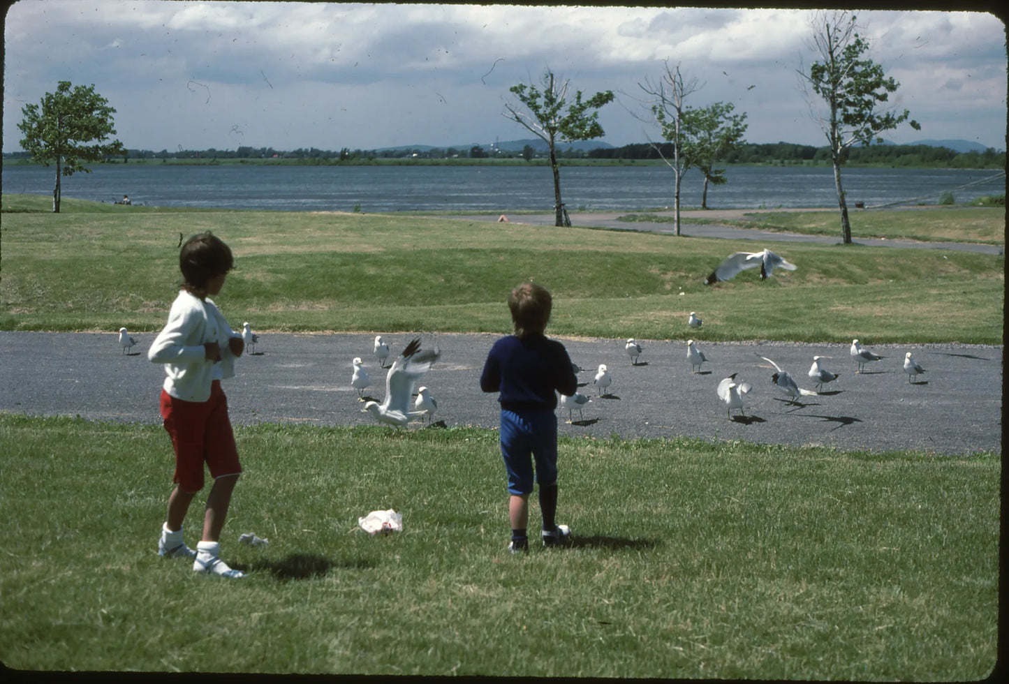 Deux enfants sur la promenade Bellerive