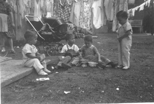 Groupe d'enfants dans une cour