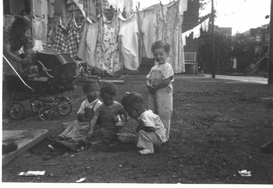 Groupe d'enfants dans une cour