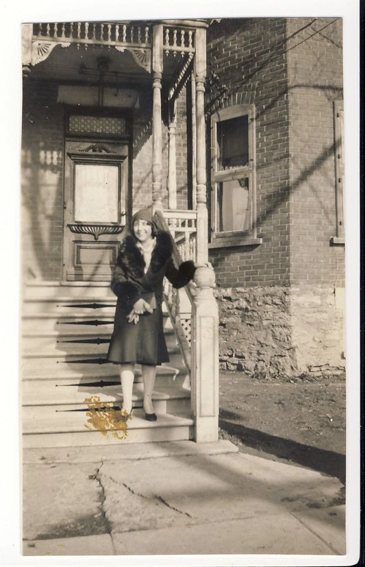 Femme devant une maison