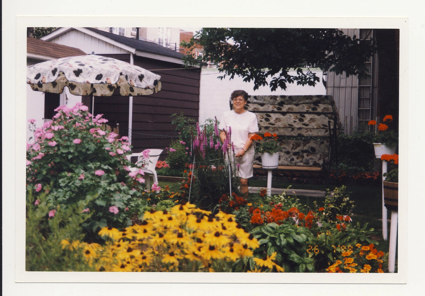 Madame Hattenberger dans son jardin