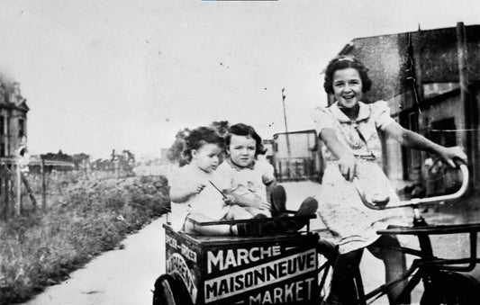 Trois fillettes sur un tricycle de livraison