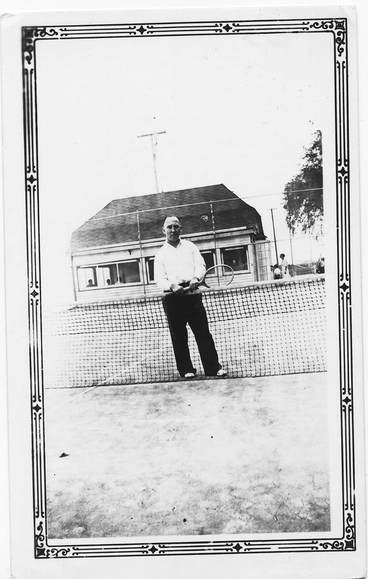 Court de tennis dans la cour de l’église Saint-François-d’Assise