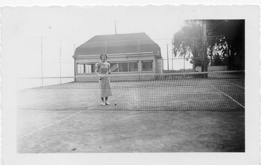 Court de tennis dans la cour de l’église Saint-François-d’Assise #2