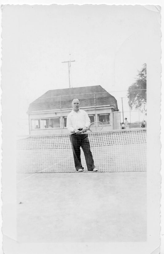 Court de tennis dans la cour de l’église Saint-François-d’Assise #3