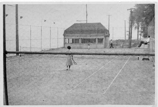 Court de tennis dans la cour de l’église Saint-François-d’Assise #4