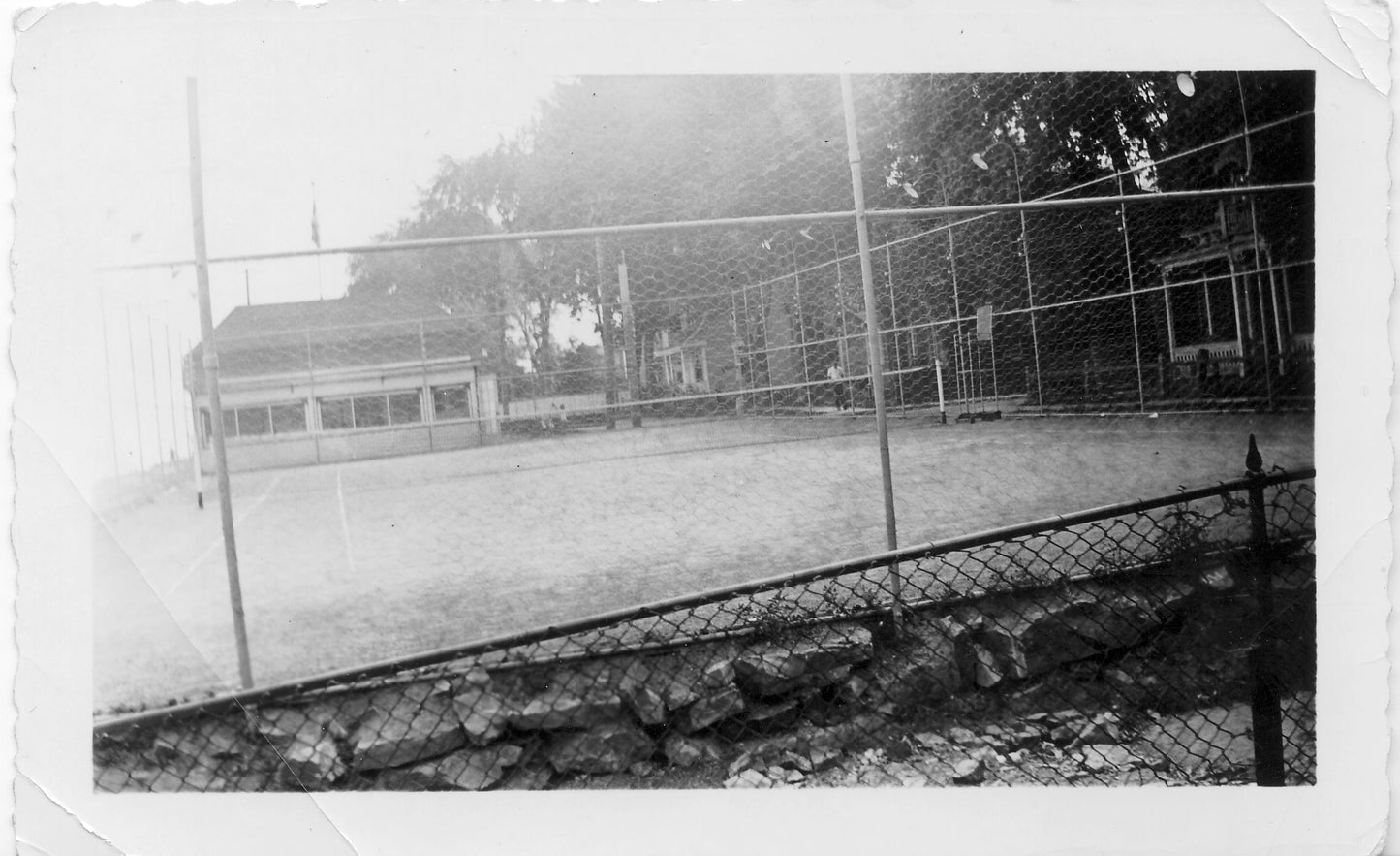 Court de tennis dans la cour de l’église Saint-François-d’Assise #5