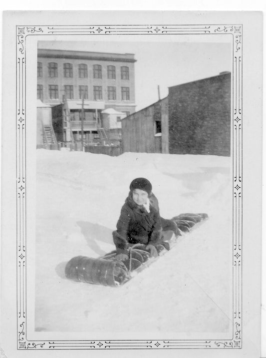 Juliette Faulkner 
en traîneau devant l’école Saint-François-d’Assise