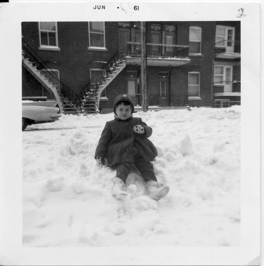 Assis sur un banc de neige, rue Adam