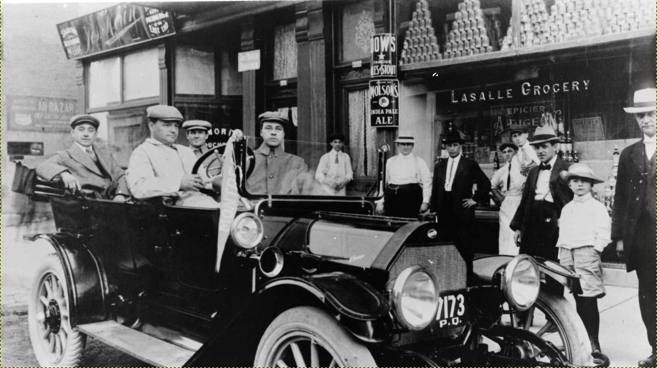 Automobile devant une épicerie