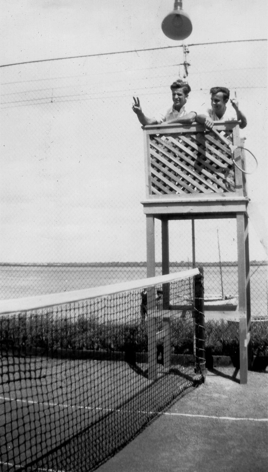 Ancien tennis en bordure du fleuve