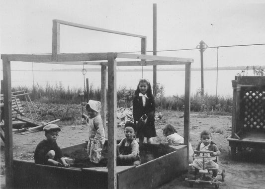 Enfants dans un carré de sable