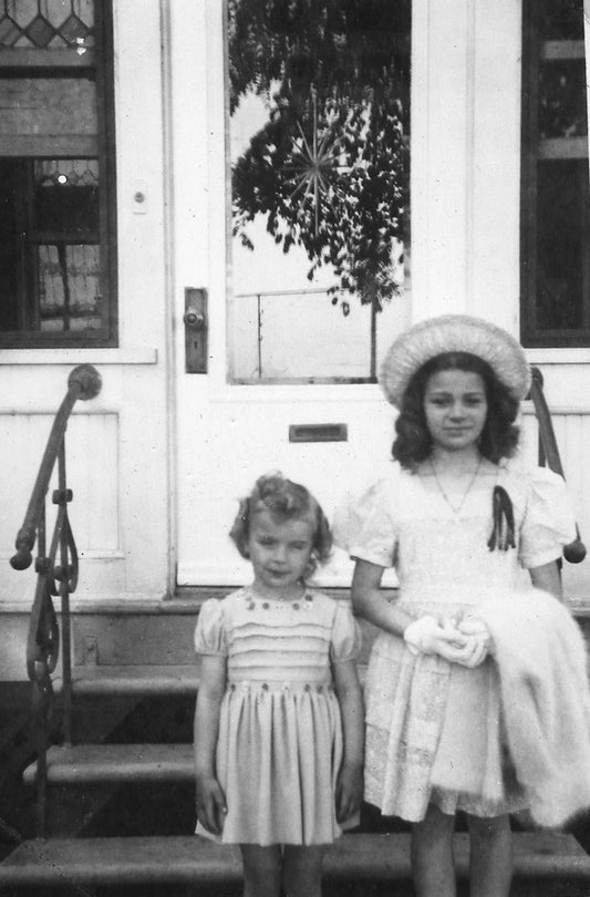 Enfants devant la maison au 8783 Bellerive