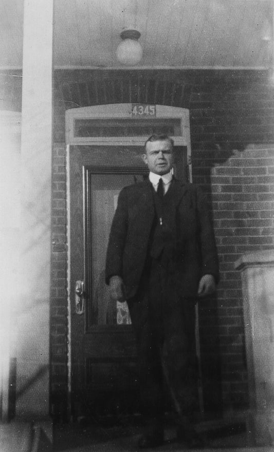 capitaine Jules Brière devant la maison du 8783 Bellerive