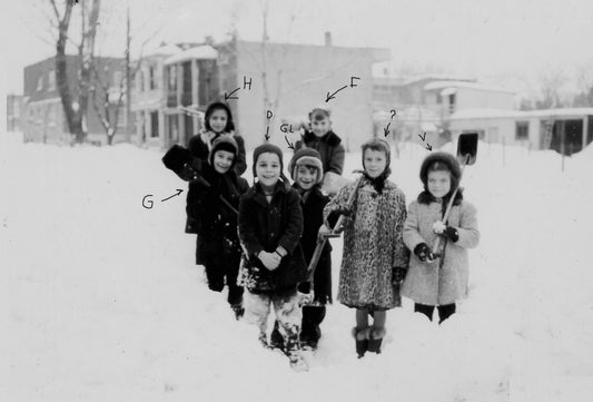 Enfants dans la neige sur la rue Mousseau vers Notre-Dame