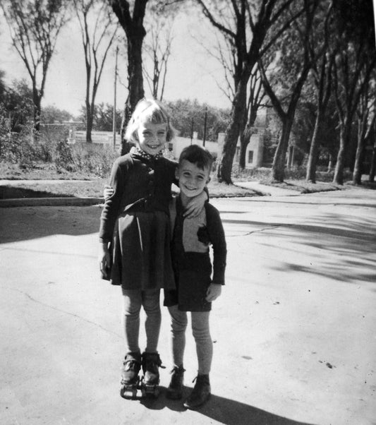 Francine Brière (à gauche) faisant du patin à roulettes