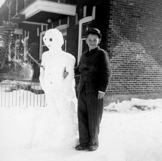 Adolescent avec un bonhomme de neige