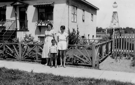 Une famille posant devant leur maison