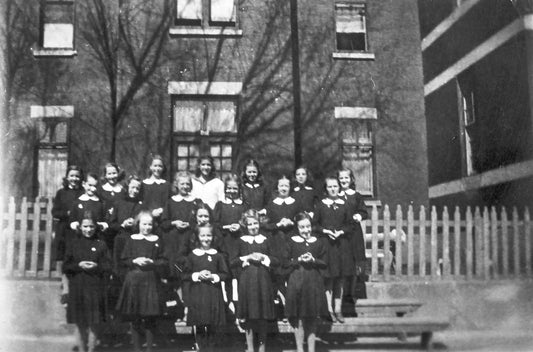 Élèves devant l'école Notre-Dame-des-Victoires