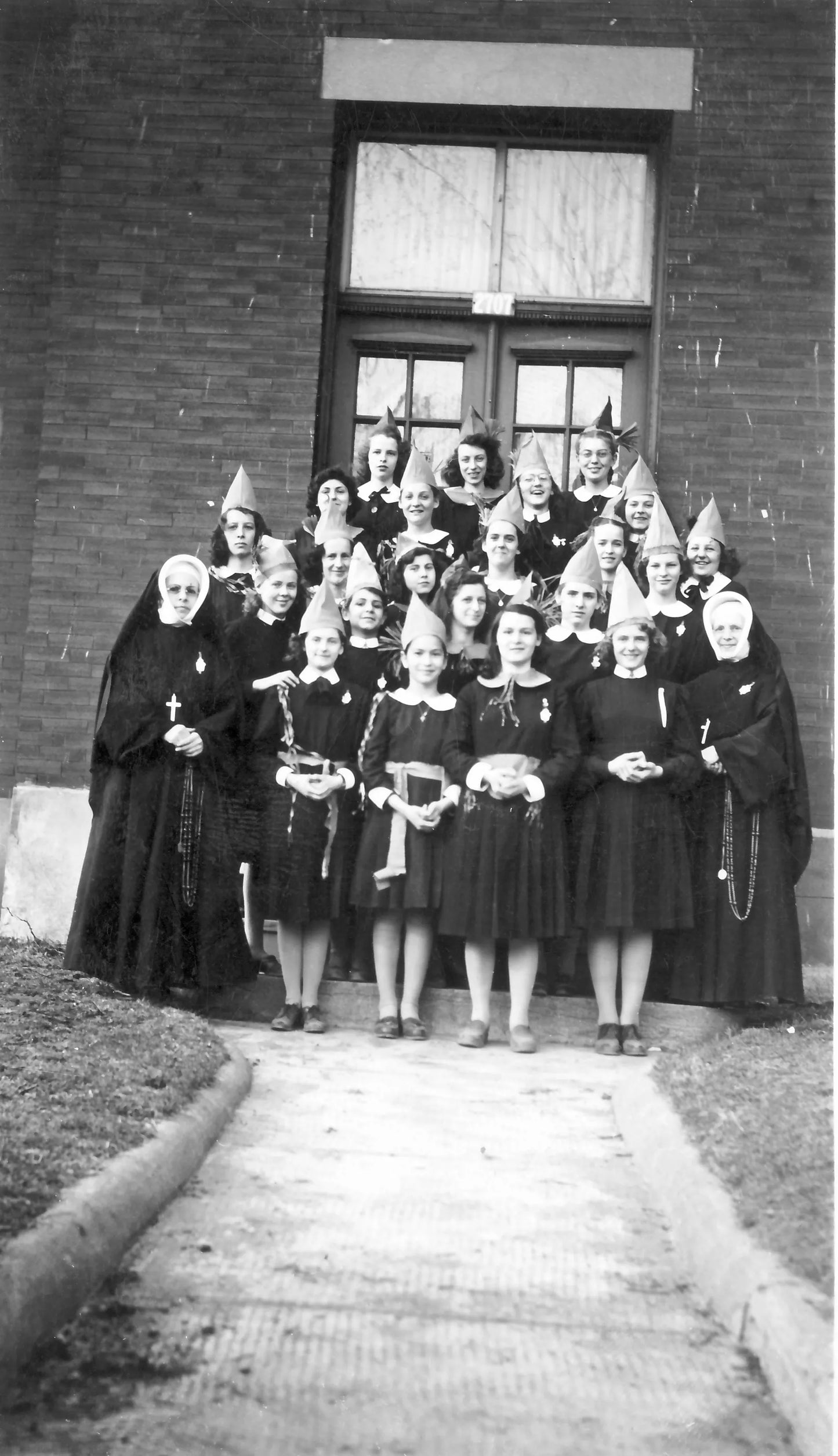 Élèves et soeurs de Sainte-Anne devant l'école Notre-Dame-des-Victoires